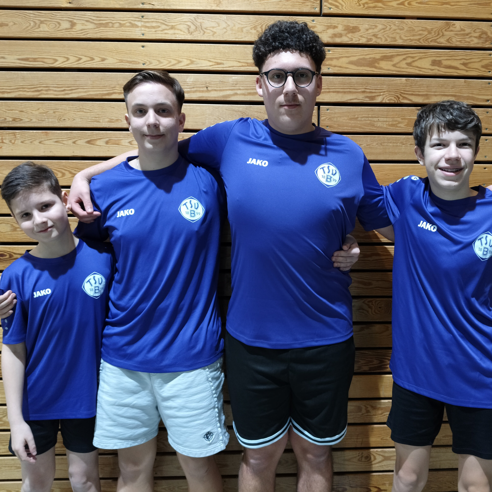 Vier Jugendspieler des TSV Bernhausen im blauen Trikot