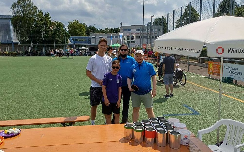 Vier Mitglieder der Tischtennis-Abteilung beim Sommerfest am Tischpong-Tisch