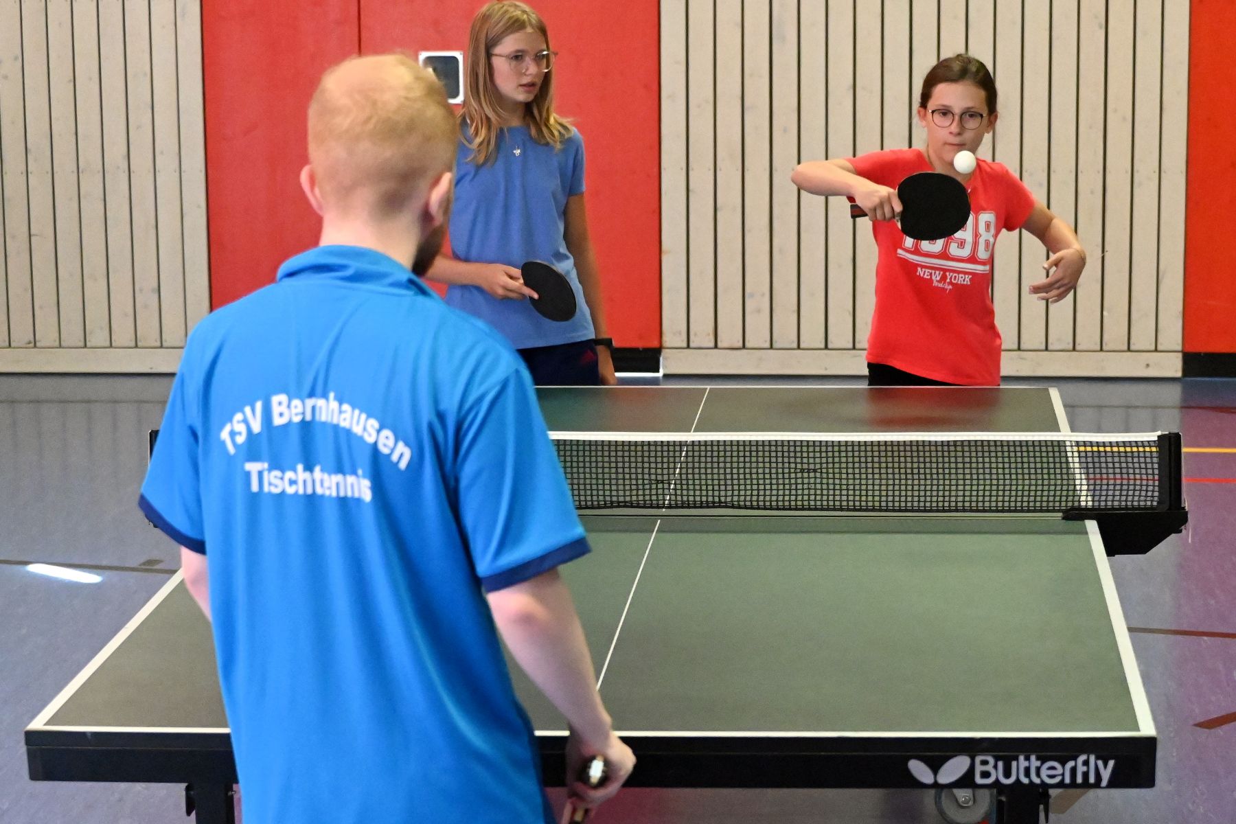 Kinder und Betreuer beim Sommerferienprogramm an der Tischtennisplatte